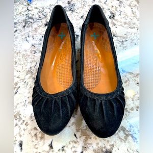 BARETRAPS suede wedge heel shoes 6.5